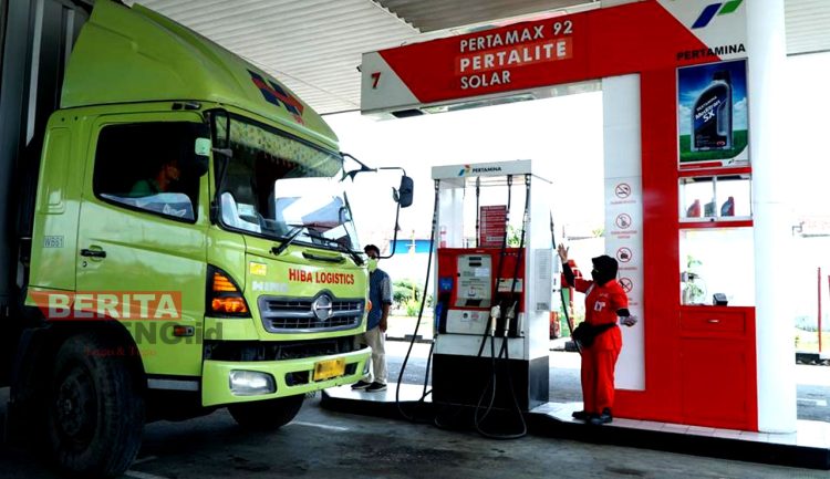 Sebuah truk saat sedang mengisi bahan bakar di salah satu SPBU. (Istimewa)