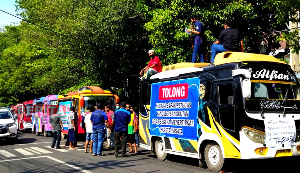 Para sopir menyampaikan tuntutannya di Pendopo Kabupaten Pati, Kamis (31/3). (AZI/Koran Lingkar)