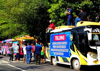 Para sopir menyampaikan tuntutannya di Pendopo Kabupaten Pati, Kamis (31/3). (AZI/Koran Lingkar)