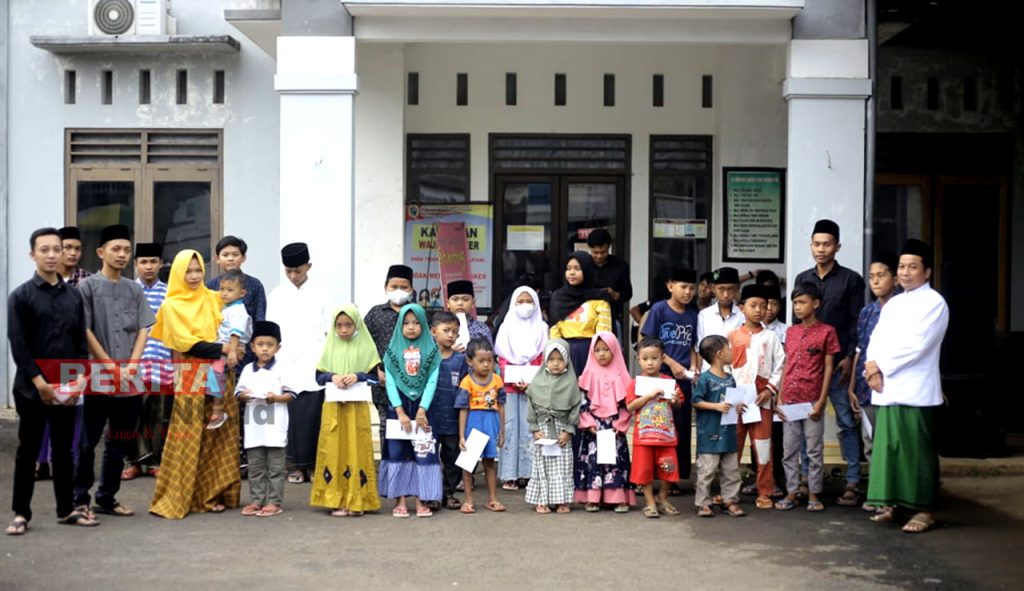 Santunan anak yatim oleh Karang Taruna Mandala, Desa Lahar, Pati. (Beritajateng.id)