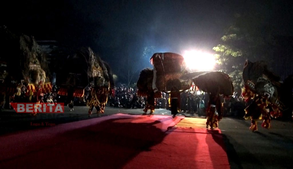 Seniman dari 15 kelompok Reog Ponorogo Temanggung saat menggelar doa bersama dan aksi tolak klaim Reog Ponorogo oleh Malaysia. (Dok. Pemprov Jateng)