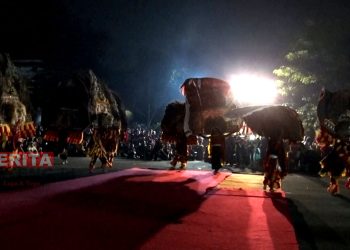 Seniman dari 15 kelompok Reog Ponorogo Temanggung saat menggelar doa bersama dan aksi tolak klaim Reog Ponorogo oleh Malaysia. (Dok. Pemprov Jateng)