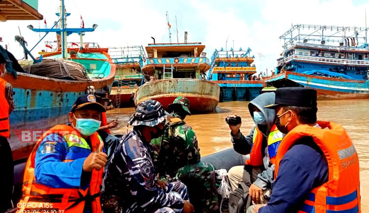 Kepala Sat Pol PP Sugiyono melakukan peninjauan di Sungai Juwana. (Istimewa)