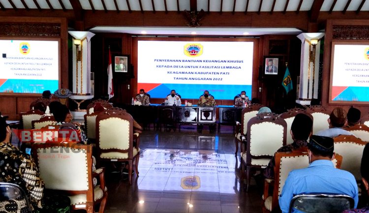 Suasana penyerahan bantuan keuangan kepada lembaga keagamaan, Pendopo Pati, Kamis (21/4). (AZI/Koran Lingkar)