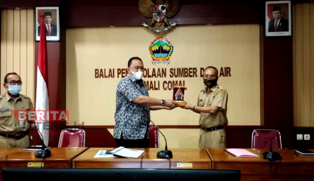 Ketua Komisi D DPRD Jateng, Alwin Basri menyerahkan cendera mata kepada Kepala Balai Pemali Comal, Rudito. (Dok. DPRD Jateng)