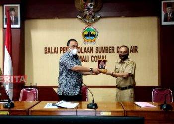 Ketua Komisi D DPRD Jateng, Alwin Basri menyerahkan cendera mata kepada Kepala Balai Pemali Comal, Rudito. (Dok. DPRD Jateng)