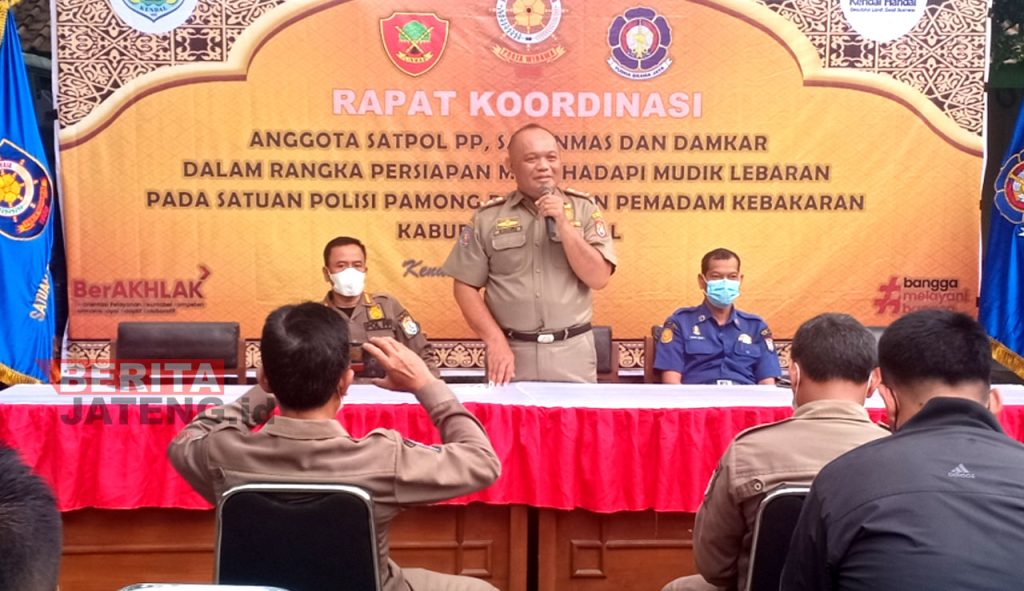 Rapat Koordinasi Satpol PP, Linmas dan Damkar untuk menyambut libur lebaran di halaman Kantor Satpolkar, Rabu (20/5). (UNG/Koran Lingkar)