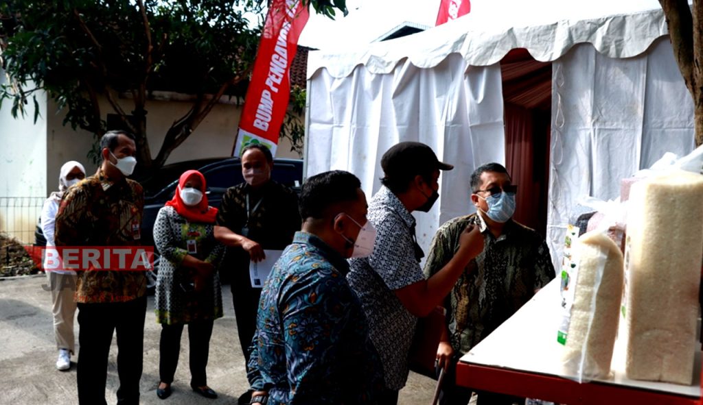 Kepala Badan Perencanaan Pembangunan Daerah dan Penelitian dan Pengembangan (Bappeda Litbang) Kabupaten Wonogiri, Heru Utomo saat memantau produk petani setempat. (Dok. Pemprov Jateng)