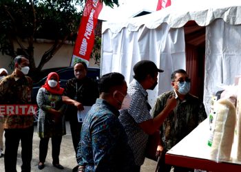 Kepala Badan Perencanaan Pembangunan Daerah dan Penelitian dan Pengembangan (Bappeda Litbang) Kabupaten Wonogiri, Heru Utomo saat memantau produk petani setempat. (Dok. Pemprov Jateng)
