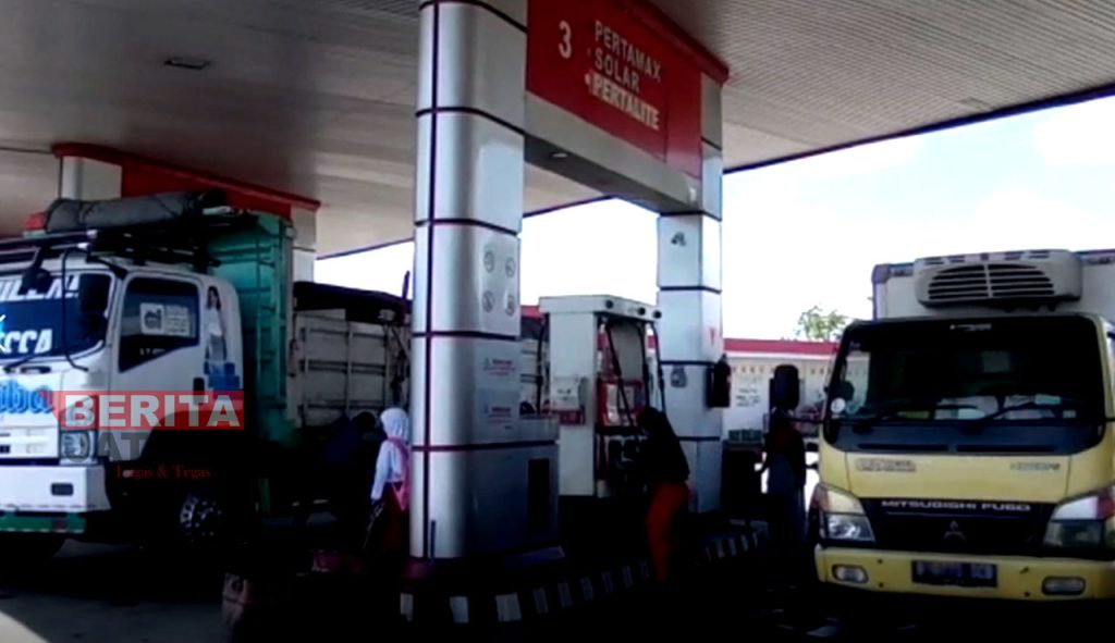 Sejumlah kendaraan mengantre untuk membeli solar (Tangkapan Layar Lingkar TV)