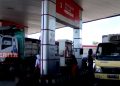Sopir Truk dan Bus di Tegal Keluhkan Pembatasan Pembelian Solar Subsidi 16 Sejumlah kendaraan mengantre untuk membeli solar (Tangkapan Layar Lingkar TV)