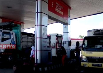 Sejumlah kendaraan mengantre untuk membeli solar (Tangkapan Layar Lingkar TV)