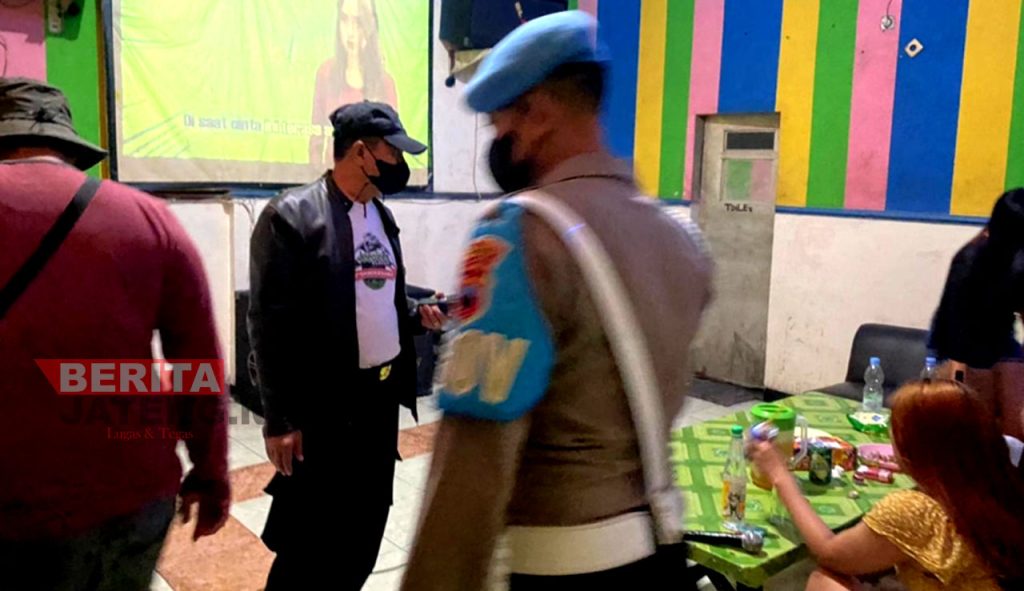 Petugas menggelar razia di tempat hiburan malam eks lokalisasi Gambilangu Sumberejo Kaliwungu, Kabupaten Kendal. (UNG/Koran Lingkar)