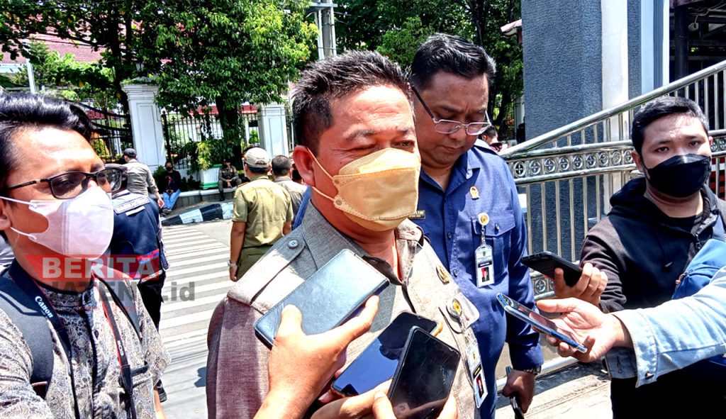Ketua DPRD Pati Ali Badrudin (tengah) didampingi Wakil Ketua I Joni Kurnianto (samping kiri) ketika diwawancarai awak media, Senin (10/4). (ARF/Beritajateng.id)