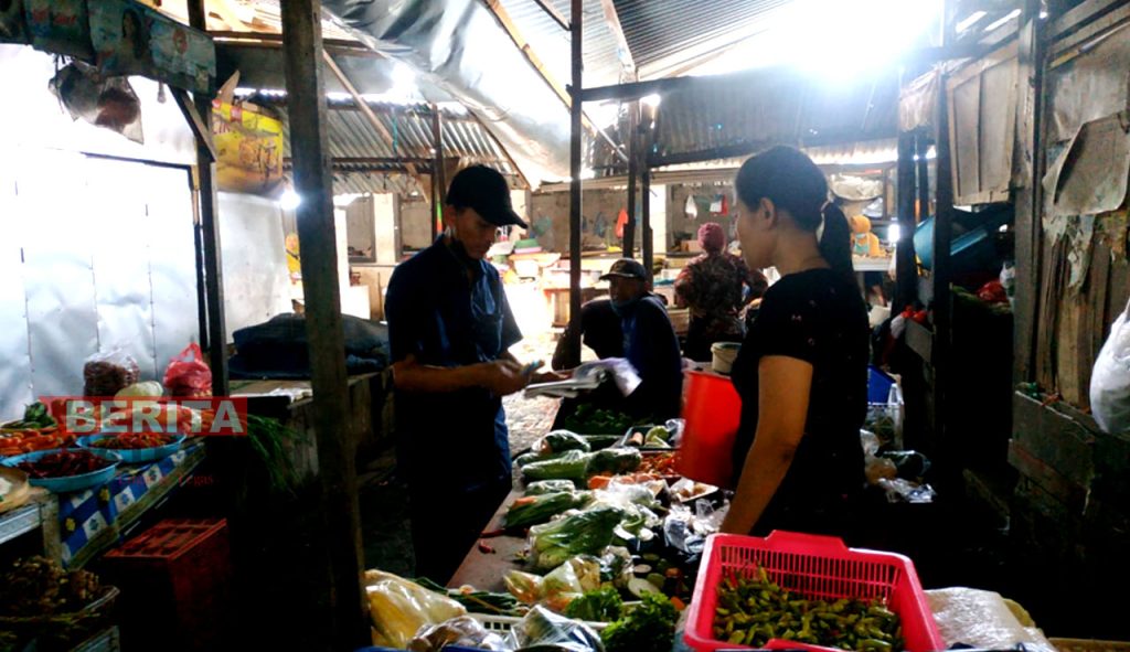 Salah satu pedagang yang menjual bahan pokok di Pasar Tradisional Pati. (AZI/Koran Lingkar)
