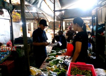 Salah satu pedagang yang menjual bahan pokok di Pasar Tradisional Pati. (AZI/Koran Lingkar)