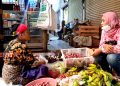 Update Harga Bahan Pokok di Pati pada Pertengahan April 2022 10 Salah satu pedagang yang menjual bahan pokok di Pasar Tradisional Pati. (ITD/Koran Lingkar)
