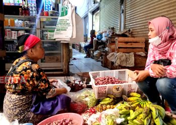 Salah satu pedagang yang menjual bahan pokok di Pasar Tradisional Pati. (ITD/Koran Lingkar)