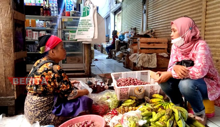 Salah satu pedagang yang menjual bahan pokok di Pasar Tradisional Pati. (ITD/Koran Lingkar)