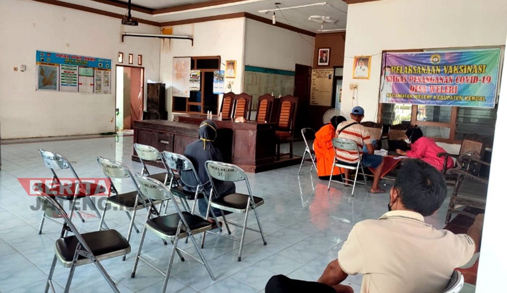 Suasana vaksinasi di Balai Desa Weleri, Kabupaten Kendal yang sepi peminat. (UNG/Koran Lingkar)