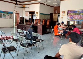 Suasana vaksinasi di Balai Desa Weleri, Kabupaten Kendal yang sepi peminat. (UNG/Koran Lingkar)