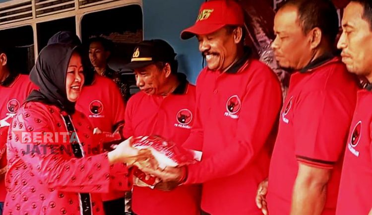 Komandante Bintang Dua Dra. Hj. Suhartini Salurkan Bantuan Beras dari Puan Maharani Kepada Masyarakat