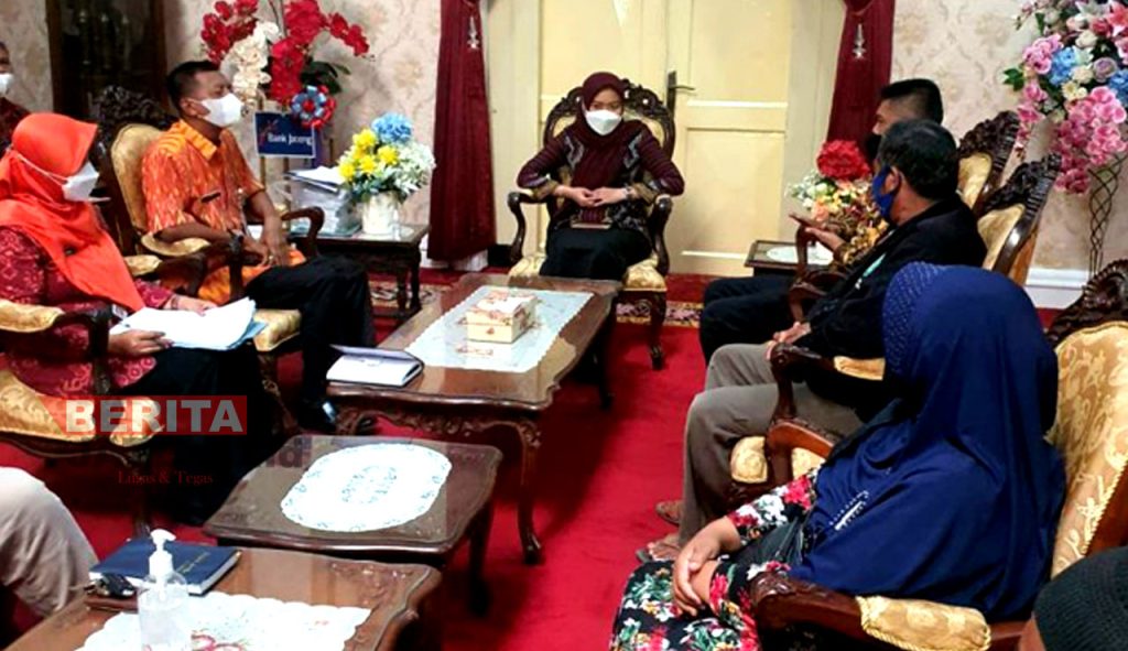 Bupati Demak, Eisti’anah saat menerima audinesi warga Dukuh Mondoliko terkait dampak abrasi dan banjir rob di ruang pertemuan Kantor Bupati Demak. (Dok. Kominfo Demak)