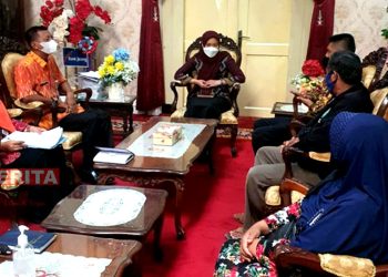 Bupati Demak, Eisti’anah saat menerima audinesi warga Dukuh Mondoliko terkait dampak abrasi dan banjir rob di ruang pertemuan Kantor Bupati Demak. (Dok. Kominfo Demak)