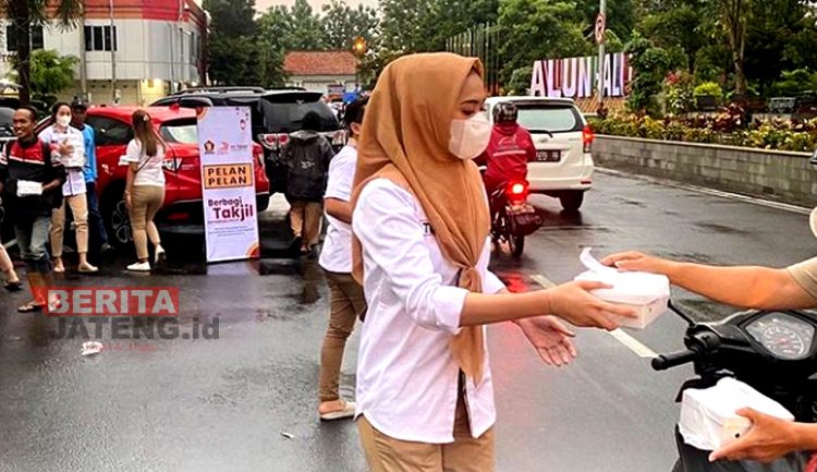 Anggota DPRD Pati, Yeti Kristianti berbagi takjil di Alun-Alun Pati. (ARF/Beritajateng.id)
