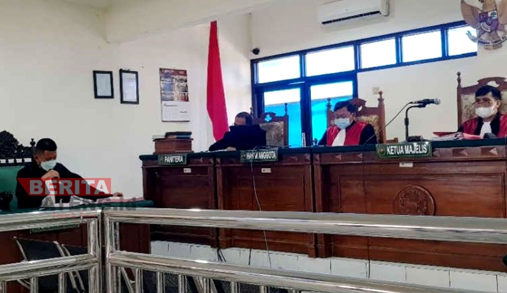 Jaksa Penuntut Umum, Niam Firdaus membacakan tuntutan terhadap 5 Taruna PIP yang menganiaya juniornya hingga tewas, Selasa (17/05). (Istimewa)