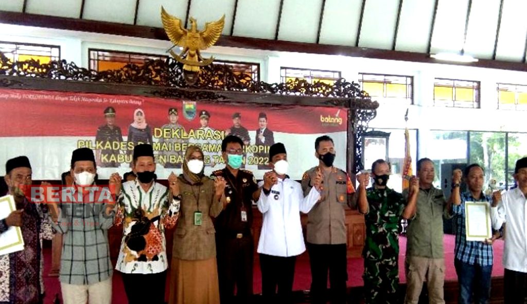 Bupati Batang, Wihaji (berbaju putih/tengah) bersama Forkopimda dan perwakilan calon kepala desa mendeklarasikan Pilkades 2022 secara damai, adil, jujur dan bermartabat, Rabu sore (18/05). (Istimewa)