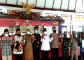 81 Calon Kades di Batang Deklarasikan Pilkades Damai 15 Bupati Batang, Wihaji (berbaju putih/tengah) bersama Forkopimda dan perwakilan calon kepala desa mendeklarasikan Pilkades 2022 secara damai, adil, jujur dan bermartabat, Rabu sore (18/05). (Istimewa)