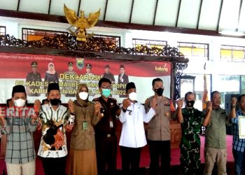 Bupati Batang, Wihaji (berbaju putih/tengah) bersama Forkopimda dan perwakilan calon kepala desa mendeklarasikan Pilkades 2022 secara damai, adil, jujur dan bermartabat, Rabu sore (18/05). (Istimewa)