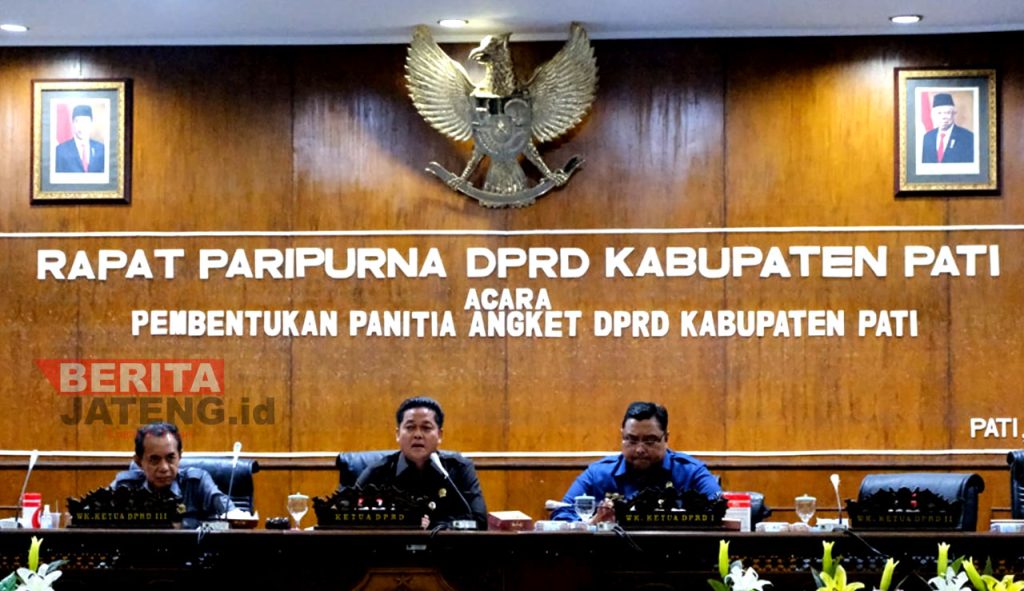 Ketua DPRD Pati Ali Badrudin (tengah), didampingi Wakil Ketua I Joni Kurnianto (kanan) dan Wakil Ketua III Muhammadun (kiri) saat rapat paripurna DPRD Pati, Selasa (17/05). (Istimewa)