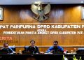 Ali Badrudin Sayangkan Dewan yang Tak Hadir Rapat Pembentukan Pansus Angket 12 Ketua DPRD Pati Ali Badrudin (tengah), didampingi Wakil Ketua I Joni Kurnianto (kanan) dan Wakil Ketua III Muhammadun (kiri) saat rapat paripurna DPRD Pati, Selasa (17/05). (Istimewa)