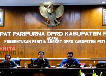 Ketua DPRD Pati Ali Badrudin (tengah), didampingi Wakil Ketua I Joni Kurnianto (kanan) dan Wakil Ketua III Muhammadun (kiri) saat rapat paripurna DPRD Pati, Selasa (17/05). (Istimewa)