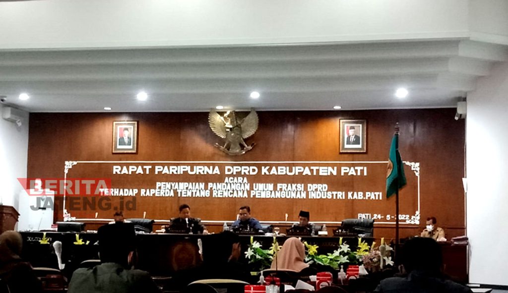 Rapat paripurna DPRD Kabupaten Pati terkait Raperda Rencana Pembangunan Industri Kabupaten Pati. (ITW/Koran Lingkar)