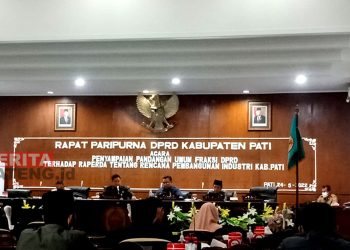 Rapat paripurna DPRD Kabupaten Pati terkait Raperda Rencana Pembangunan Industri Kabupaten Pati. (ITW/Koran Lingkar)