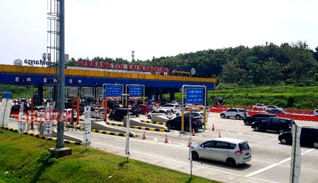 Tampak sejumlah kendaraan di Gerbang Tol Kalikangkung Semarang saat arus balik lebaran. (Istimewa)