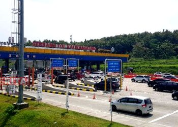 Tampak sejumlah kendaraan di Gerbang Tol Kalikangkung Semarang saat arus balik lebaran. (Istimewa)