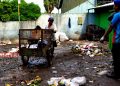 Belanja Online Jadi Pemicu Naiknya Volume Sampah di Pati 15 Sejumlah petugas kebersihan membersihkan sampah di TPS belakang Stadion Joyokusumo Pati. (AZI/Koran Lingkar)