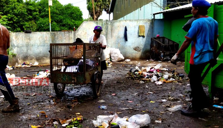 Sejumlah petugas kebersihan membersihkan sampah di TPS belakang Stadion Joyokusumo Pati. (AZI/Koran Lingkar)