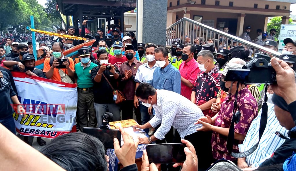 Ketua DPRD Pati, Ali Badrudin bersama Ketua Komisi B DPRD Pati, Soetarto Oerthesa saat menandatangani surat tuntutan dari Paguyuban Nelayan Pati. (ARF/Beritajateng.id)