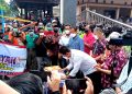 Demo Nelayan Pati, Ketua DPRD Ali Badrudin Beri Dukungan 17 Ketua DPRD Pati, Ali Badrudin bersama Ketua Komisi B DPRD Pati, Soetarto Oerthesa saat menandatangani surat tuntutan dari Paguyuban Nelayan Pati. (ARF/Beritajateng.id)