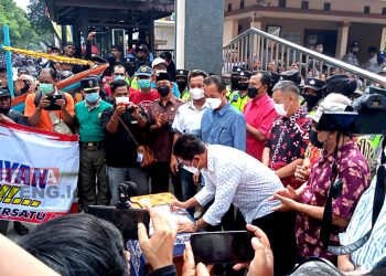 Ketua DPRD Pati, Ali Badrudin bersama Ketua Komisi B DPRD Pati, Soetarto Oerthesa saat menandatangani surat tuntutan dari Paguyuban Nelayan Pati. (ARF/Beritajateng.id)