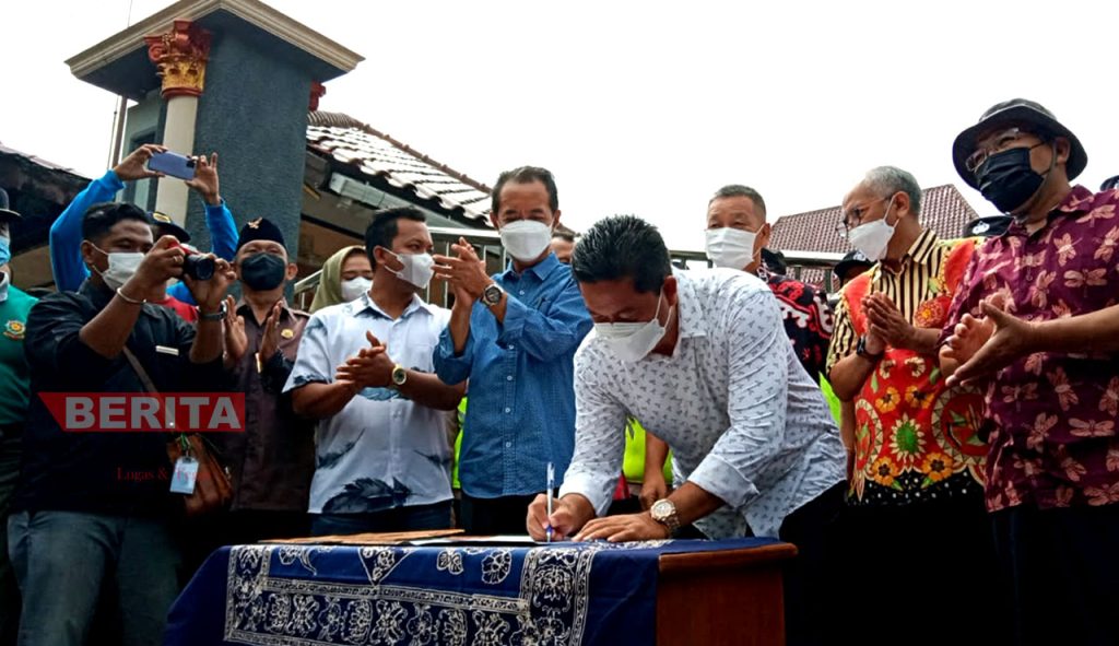 Ketua DPRD Pati, Ali Badrudin saat menandatangani surat tuntutan dari Paguyuban Nelayan Pati. (AZI/Koran Lingkar)