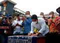Ketua DPRD Pati, Ali Badrudin saat menandatangani surat tuntutan dari Paguyuban Nelayan Pati. (AZI/Koran Lingkar)