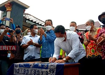 Ketua DPRD Pati, Ali Badrudin saat menandatangani surat tuntutan dari Paguyuban Nelayan Pati. (AZI/Koran Lingkar)