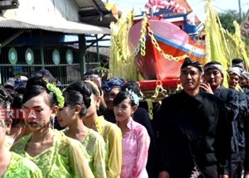 Perayaan tradisi sedekah laut di Kabupaten Pati. (ARF/Beritajateng.id)