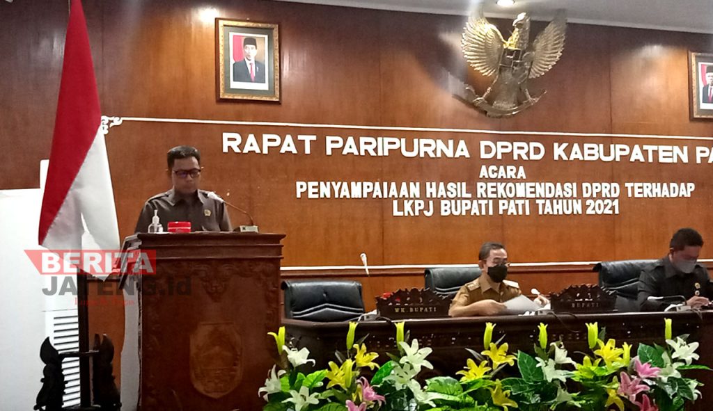 Anggota Komisi B DPRD Pati, Narso saat menyampaikan pandangan dewan terhadap LKPJ Bupati Pati Tahun Anggaran 2021. (ARF/Beritajateng.id)